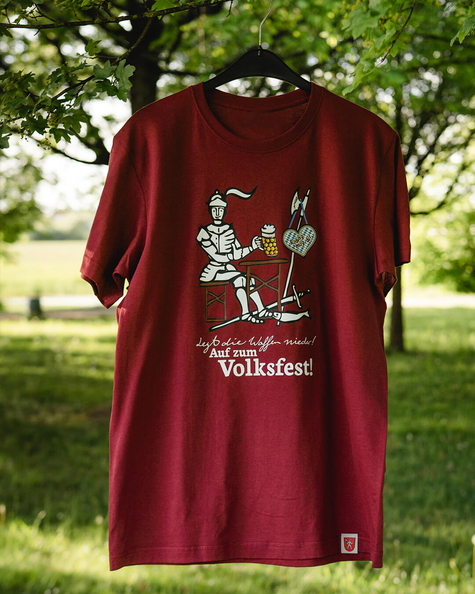 Das T-Shirt mit dem Ritter aus dem Rodinger Stadtwappen welcher ein Bier trinkt