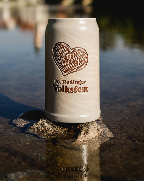 Bierkrug mit dem Roding Mog di Herz und der Aufschrift 70. Rodinger Volksfest