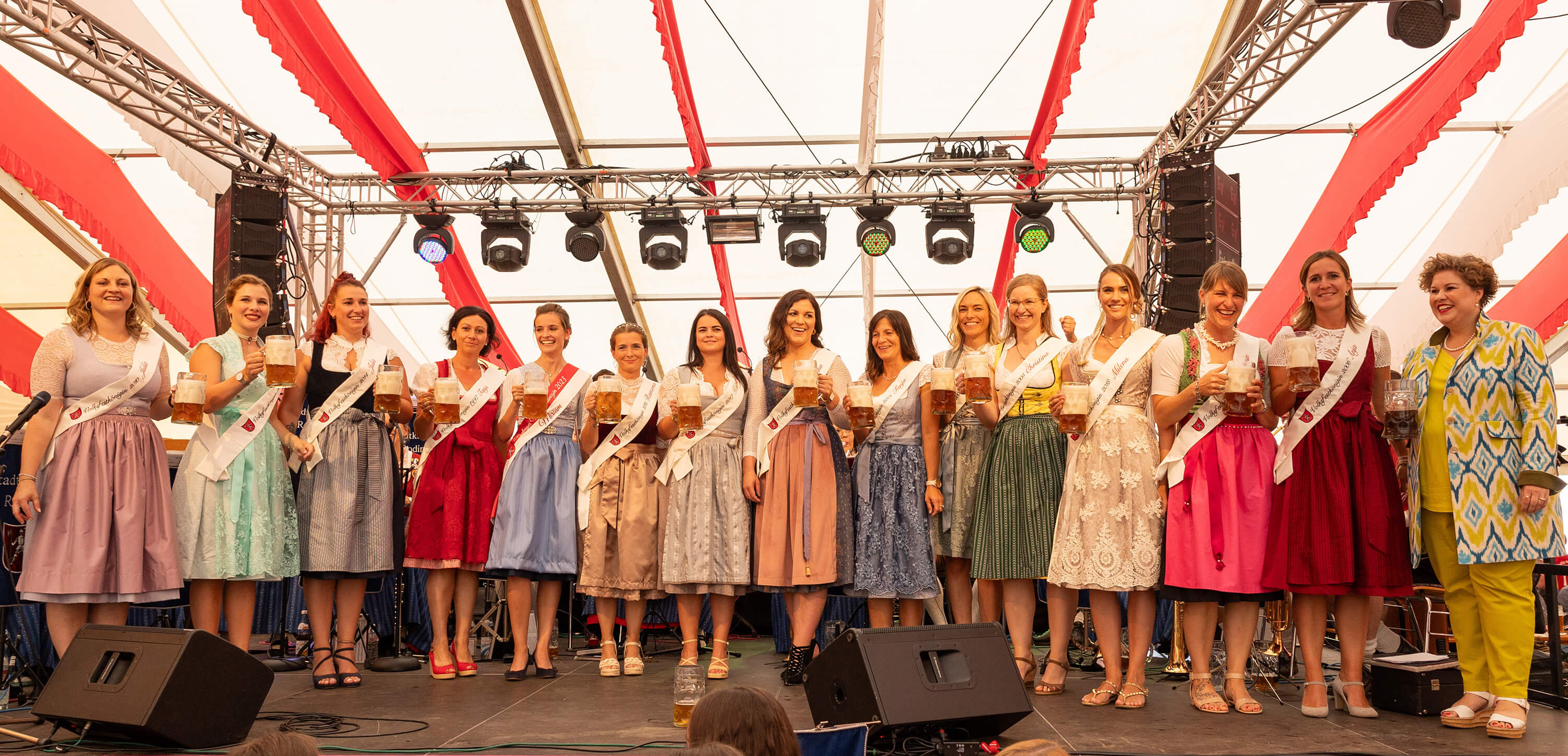 Gruppenfoto beim Volksfest 2023 mit den anwesenden Volksfestköniginnen
